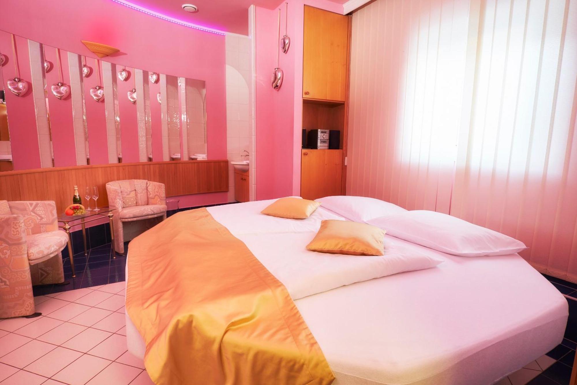 Wellness Hotel Eroplán Roznov pod Radhostem Exterior foto
