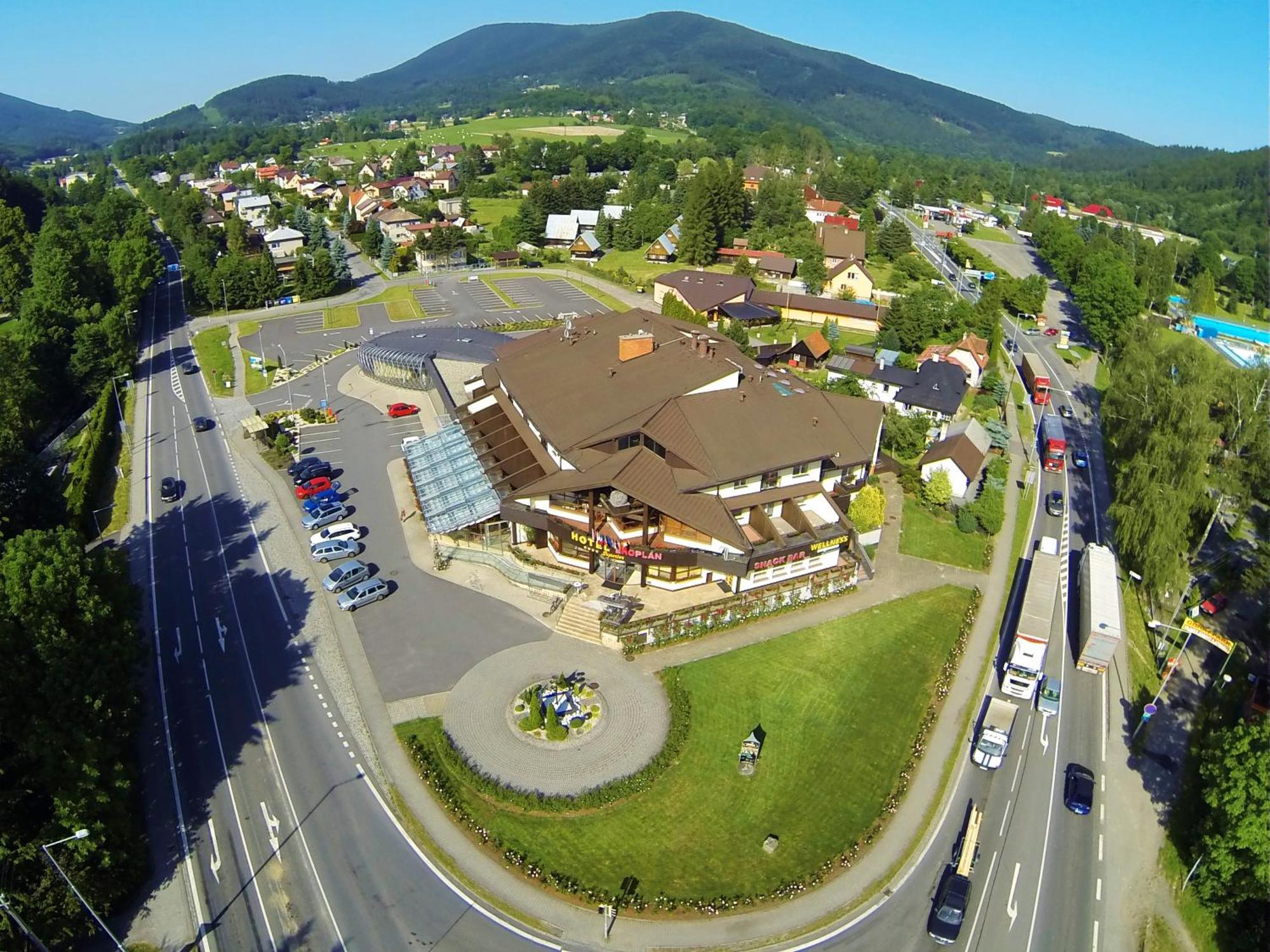 Wellness Hotel Eroplán Roznov pod Radhostem Exterior foto