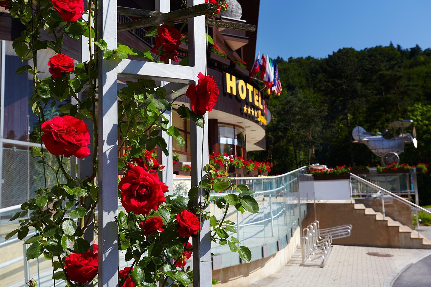 Wellness Hotel Eroplán Roznov pod Radhostem Exterior foto