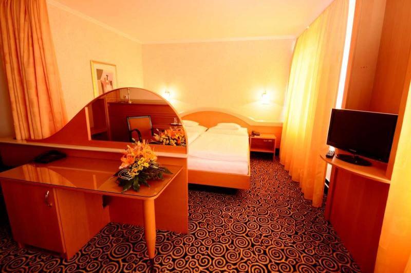 Wellness Hotel Eroplán Roznov pod Radhostem Exterior foto